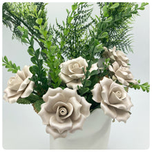 Carica l'immagine nel visualizzatore di Gallery, Set Rose In Porcellana

