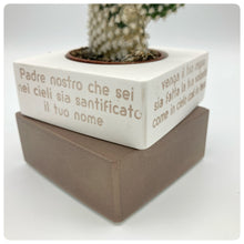 Carica l&#39;immagine nel visualizzatore di Gallery, Vaso Cubo Padre Nostro Tortora
